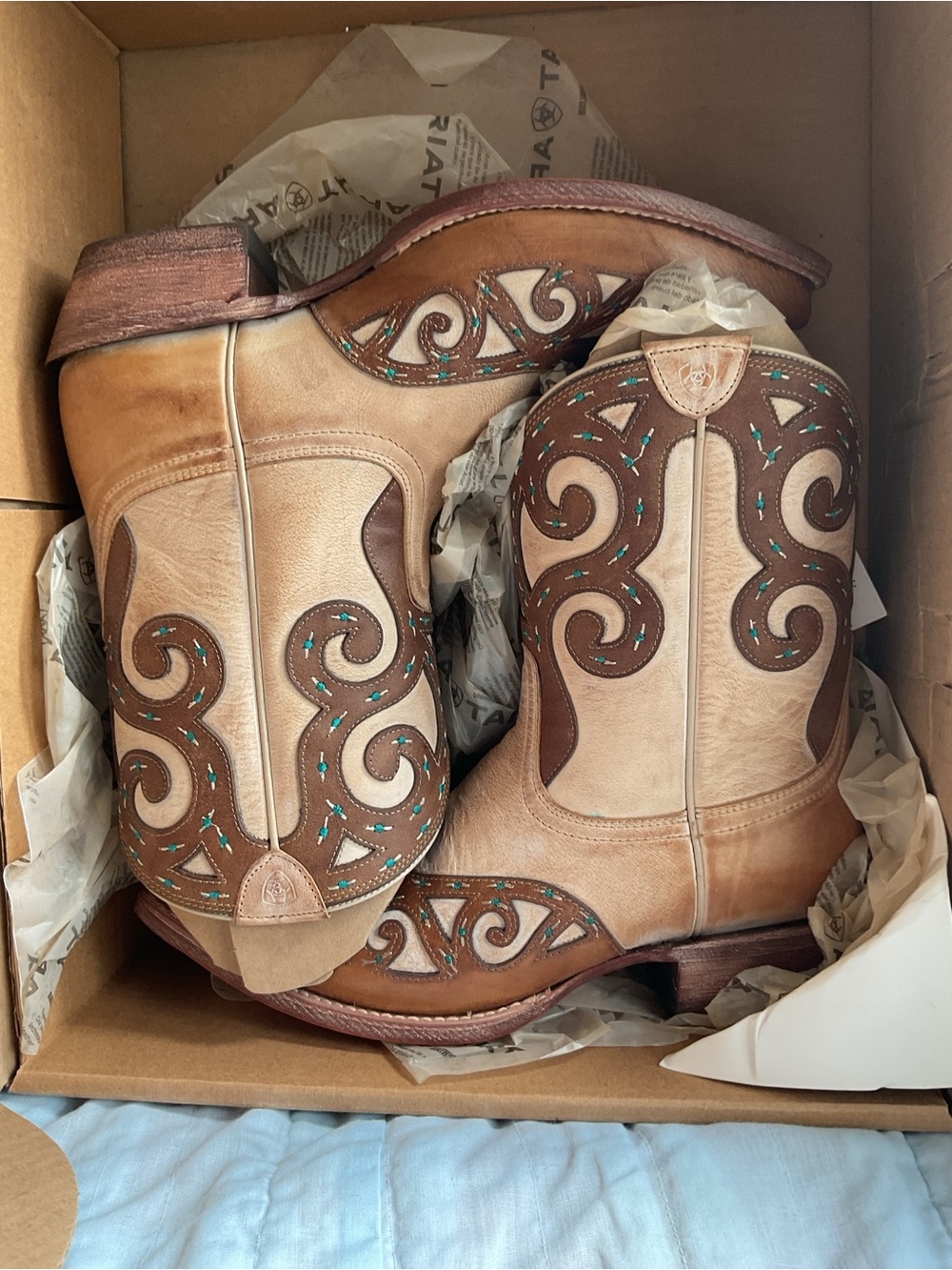 NWT in Original box Ariat RIO 2 Tone Tan Brown Layer Turquoise Western Embroidry - Picture 8 of 14
